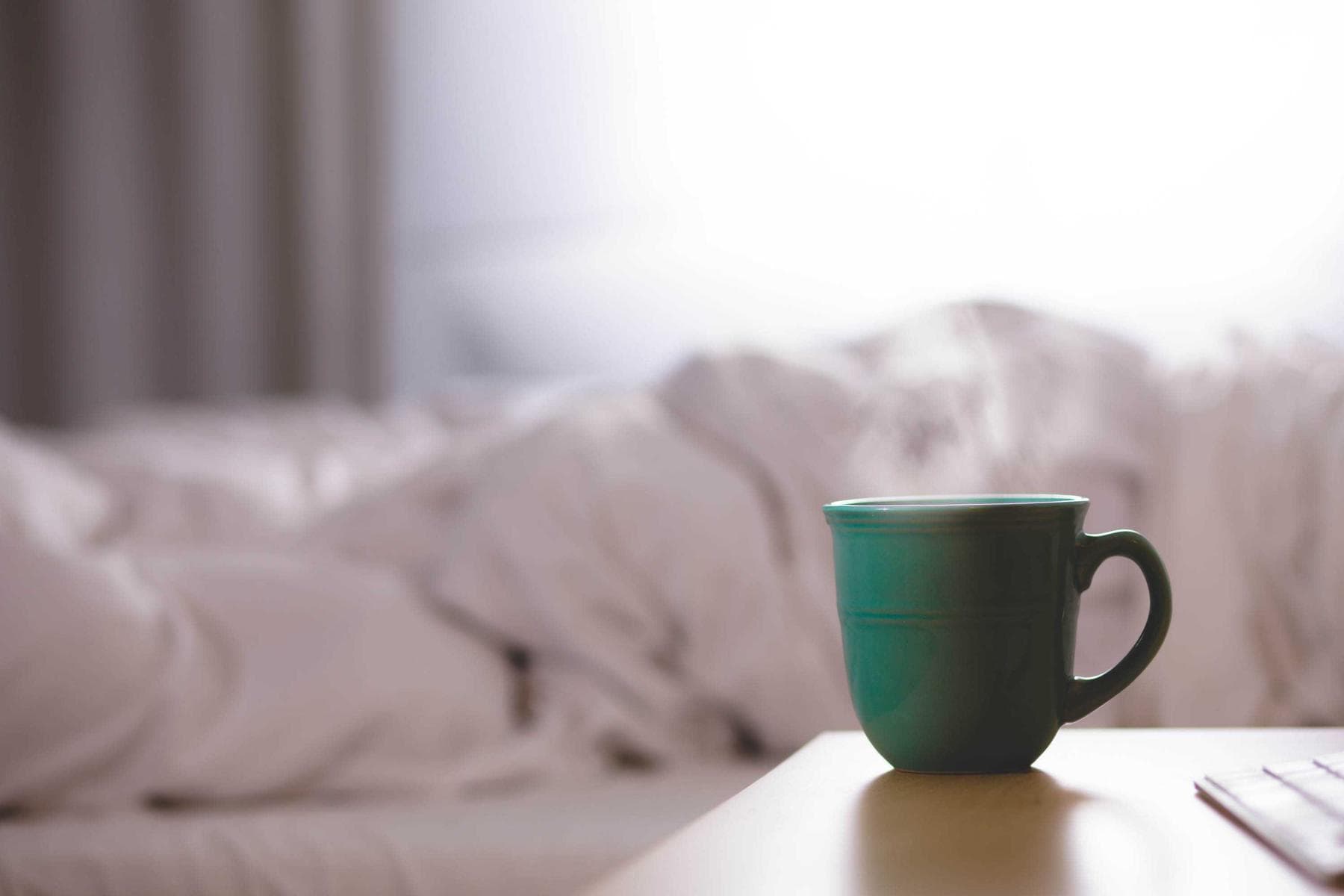Helles Schlafzimmer mit Holzboden