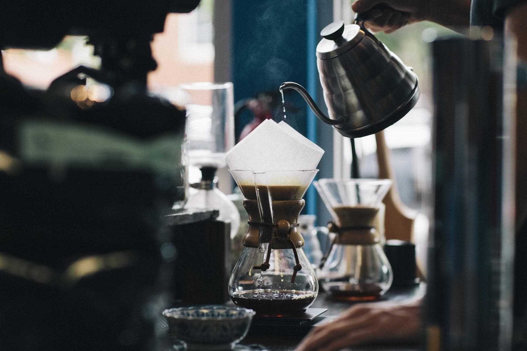 Filterkaffee wird von Hand aufgegossen