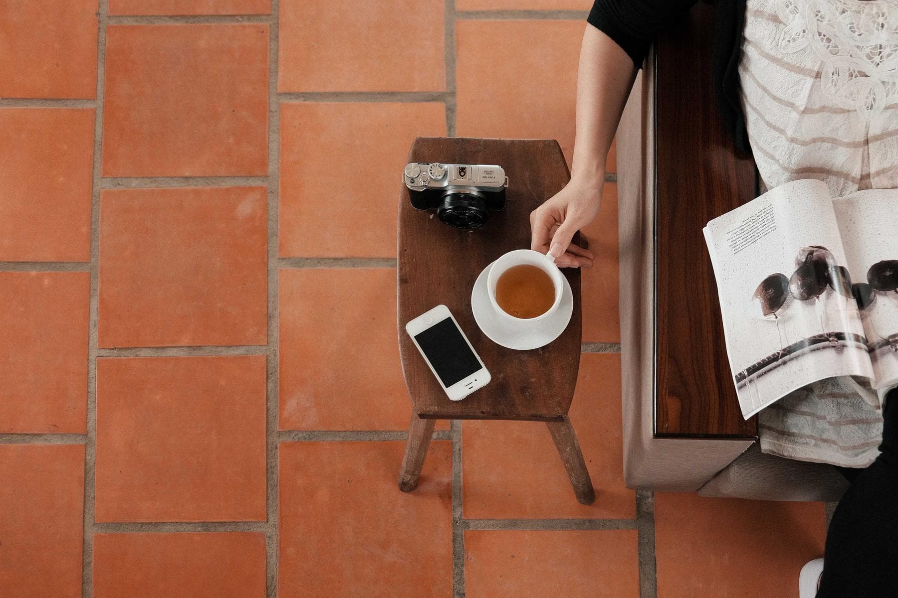Tasse Filterkaffee auf einem gefliesten Tisch