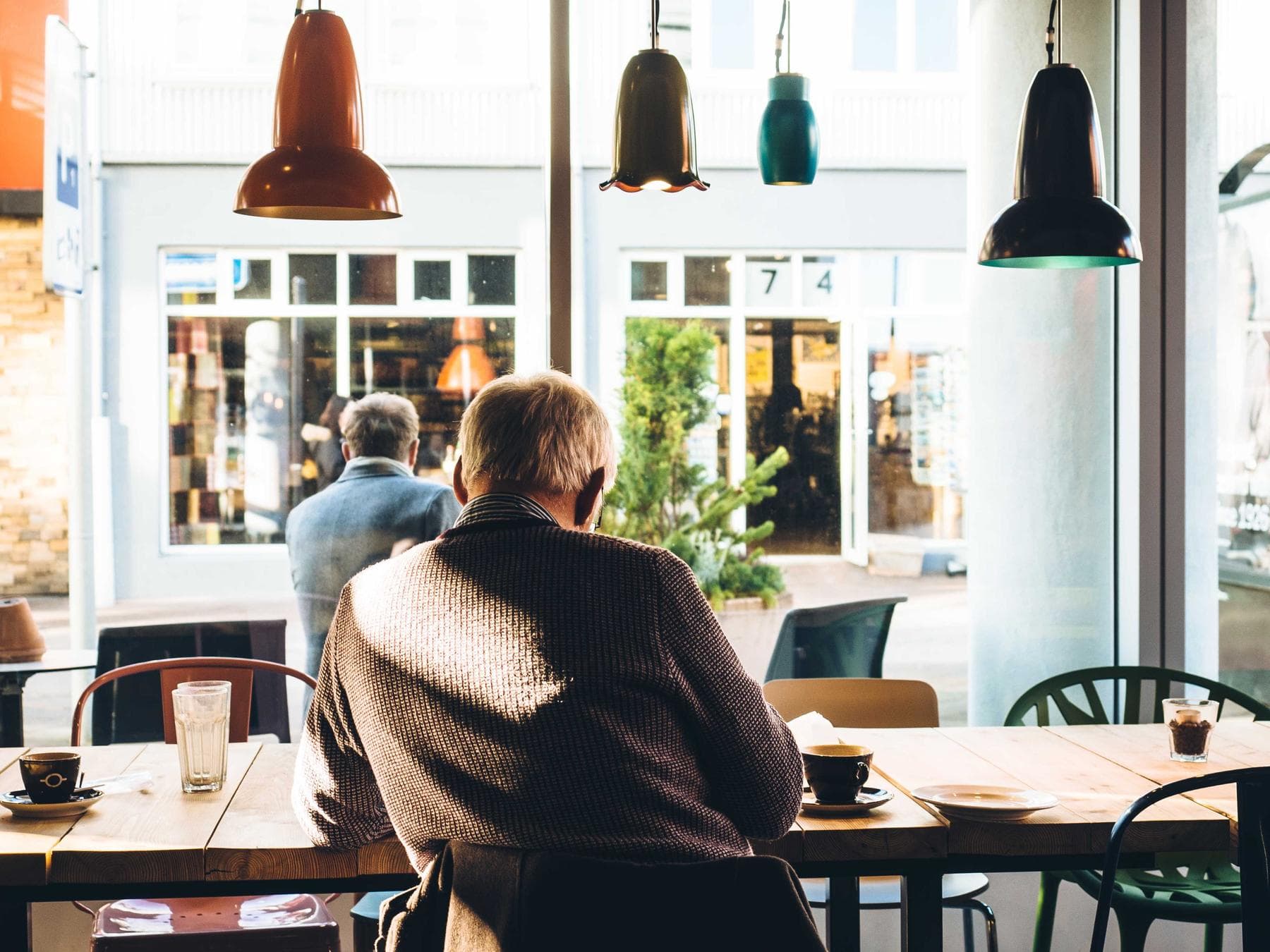Blick durch das große Fenster ins Café