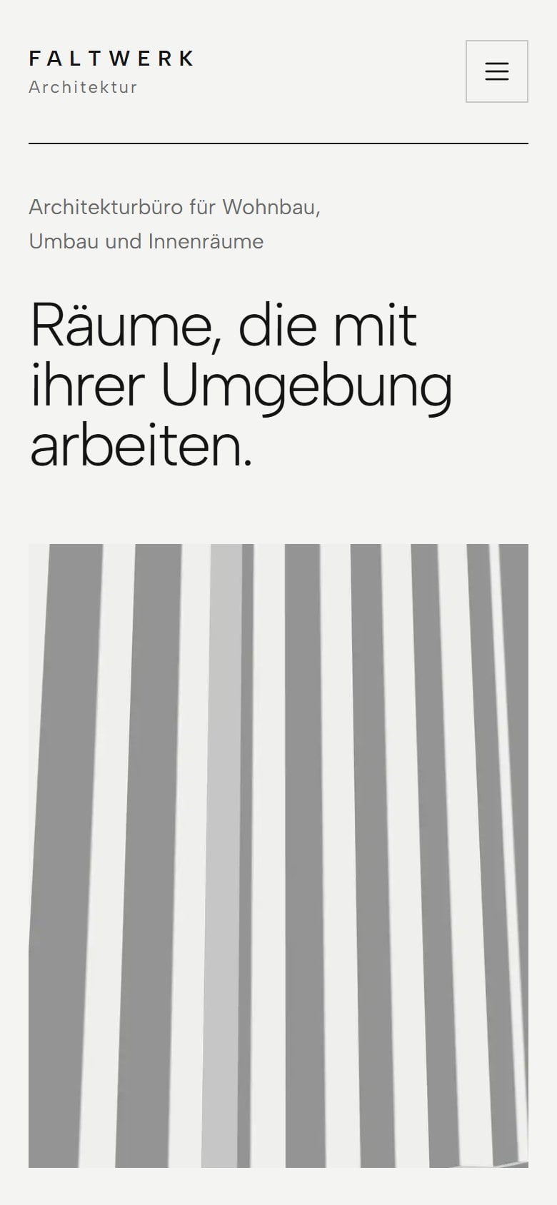 Dieselbe Website auf einem Smartphone