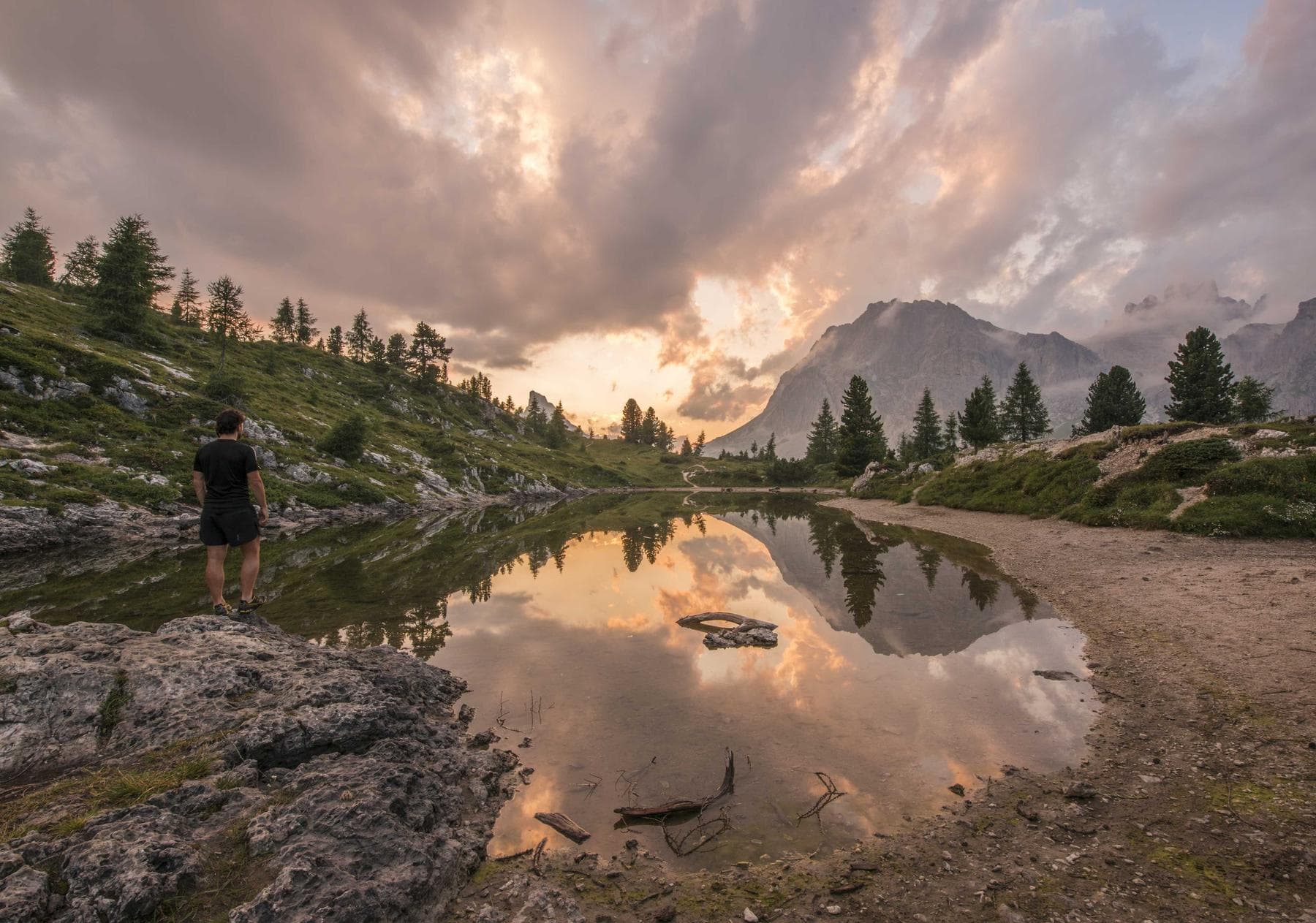 Berge spiegeln sich in einem kleinen See