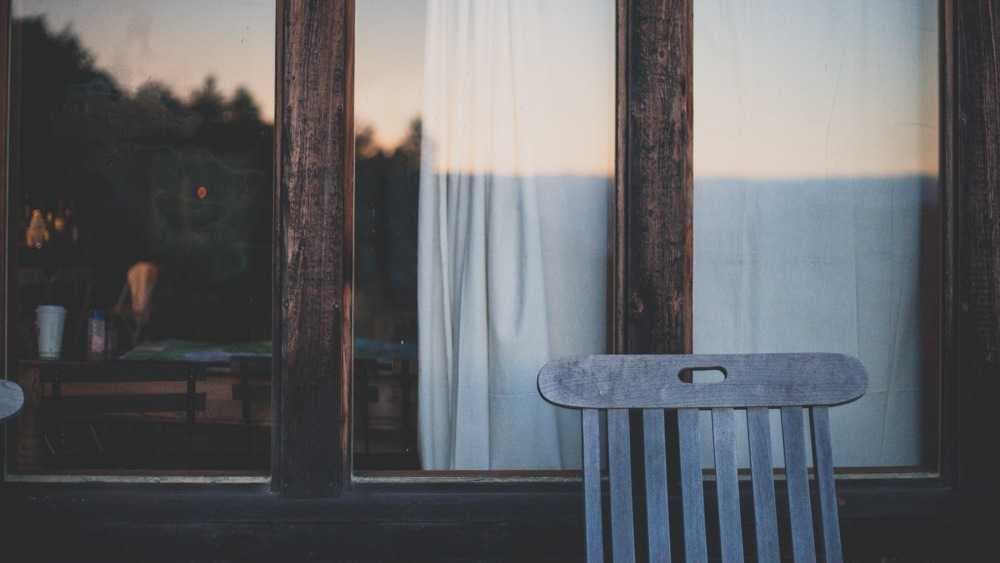 Sitzplatz am Fenster mit Blick auf den See